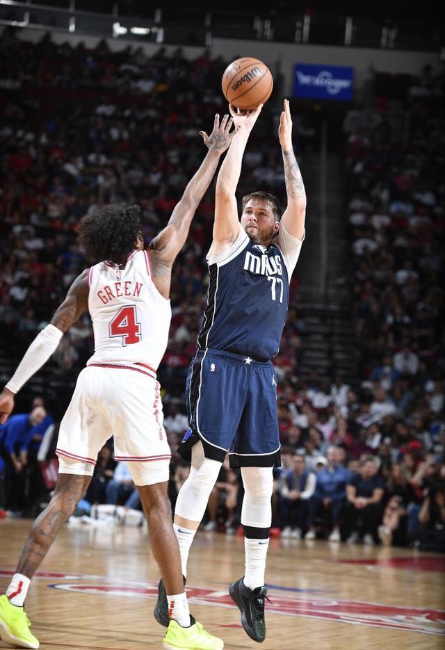 爱游戏官网-东契奇连续十场比赛得分超过败北，篮网不断突破！赢得满堂喝彩(东契奇为什么77号巧合)